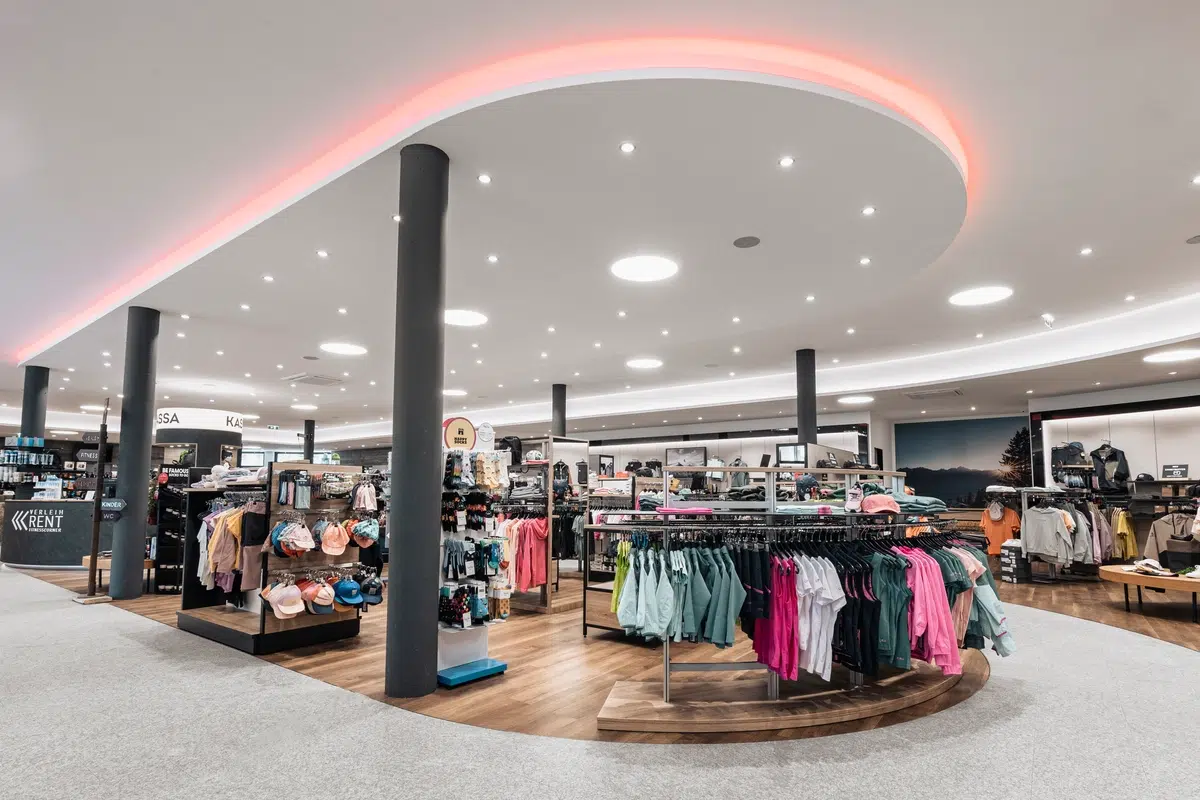 Modernes Bekleidungsgeschäft mit Ötztaler Sportbekleidung unter heller Deckenbeleuchtung.