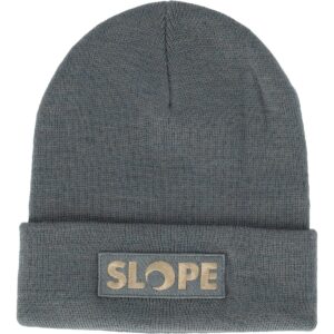 Graue Strickmütze mit umgeschlagener Krempe und SLOPE-Aufnäher, inspiriert vom Geist des Ötztals.