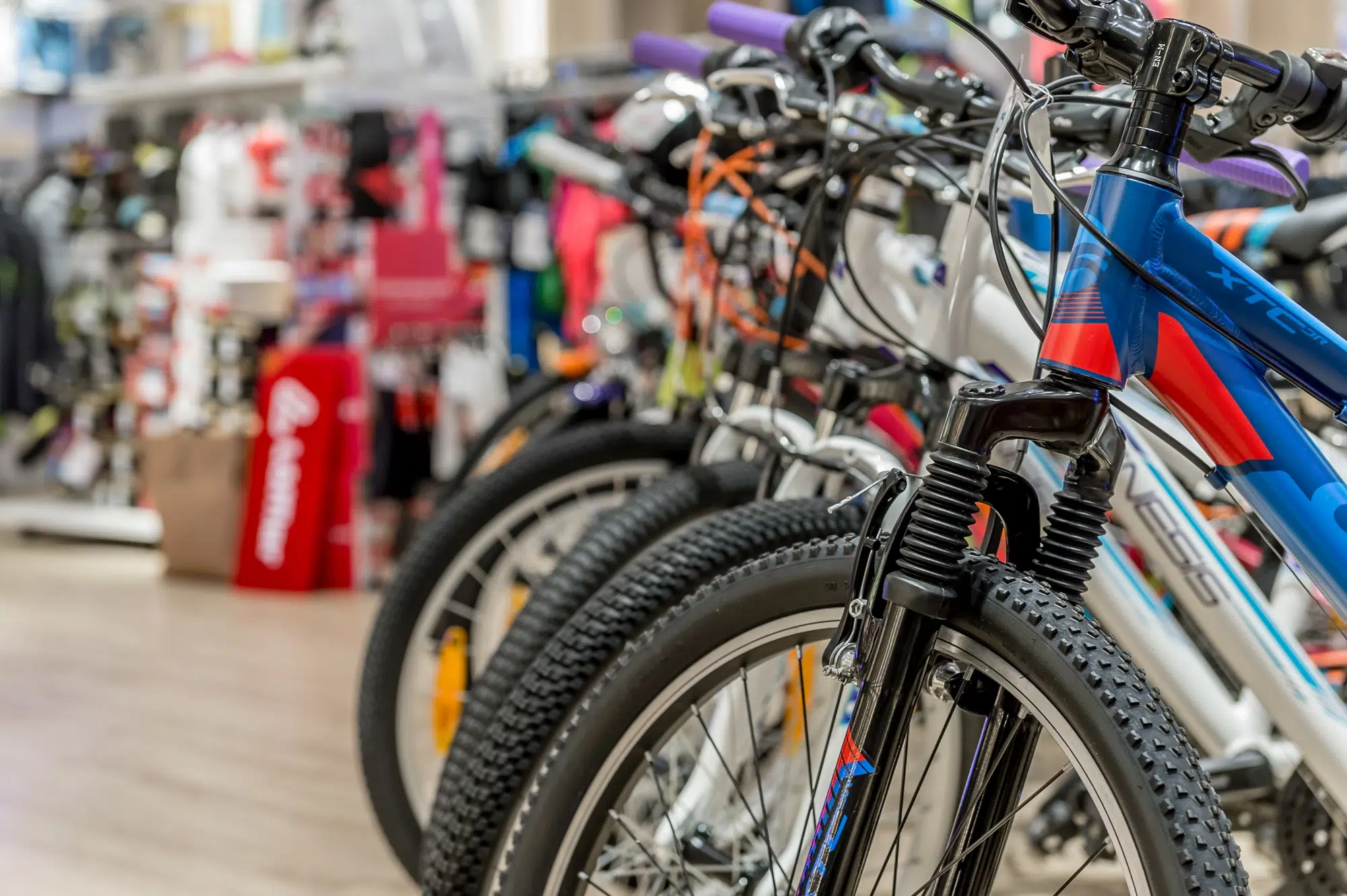 Eine Reihe von Mountainbikes, die in einem Fahrradgeschäft ausgestellt sind, mit Ötztaler Vorderreifen und Gabeln.