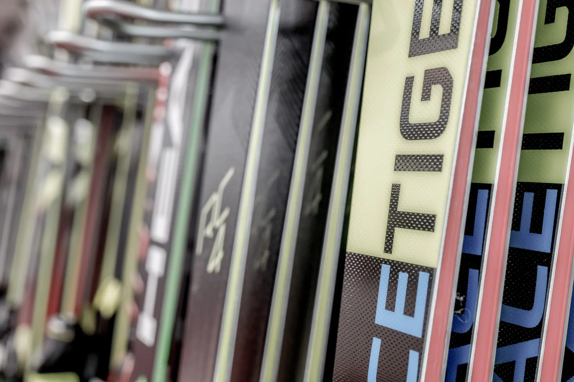 Nahaufnahme von mehreren senkrecht aneinandergereihten Skipaaren im Ötztal.