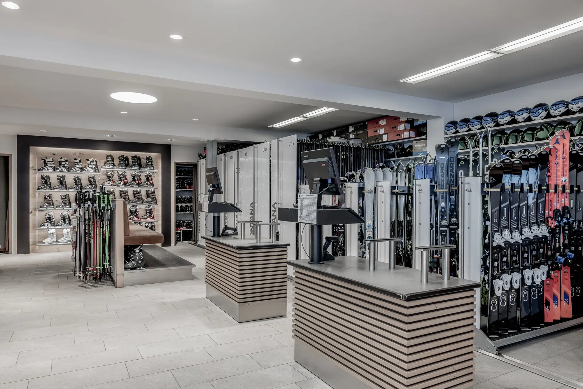 Skiverleih im Inneren des Ötztals mit Skiern, Schuhen und Kassa.