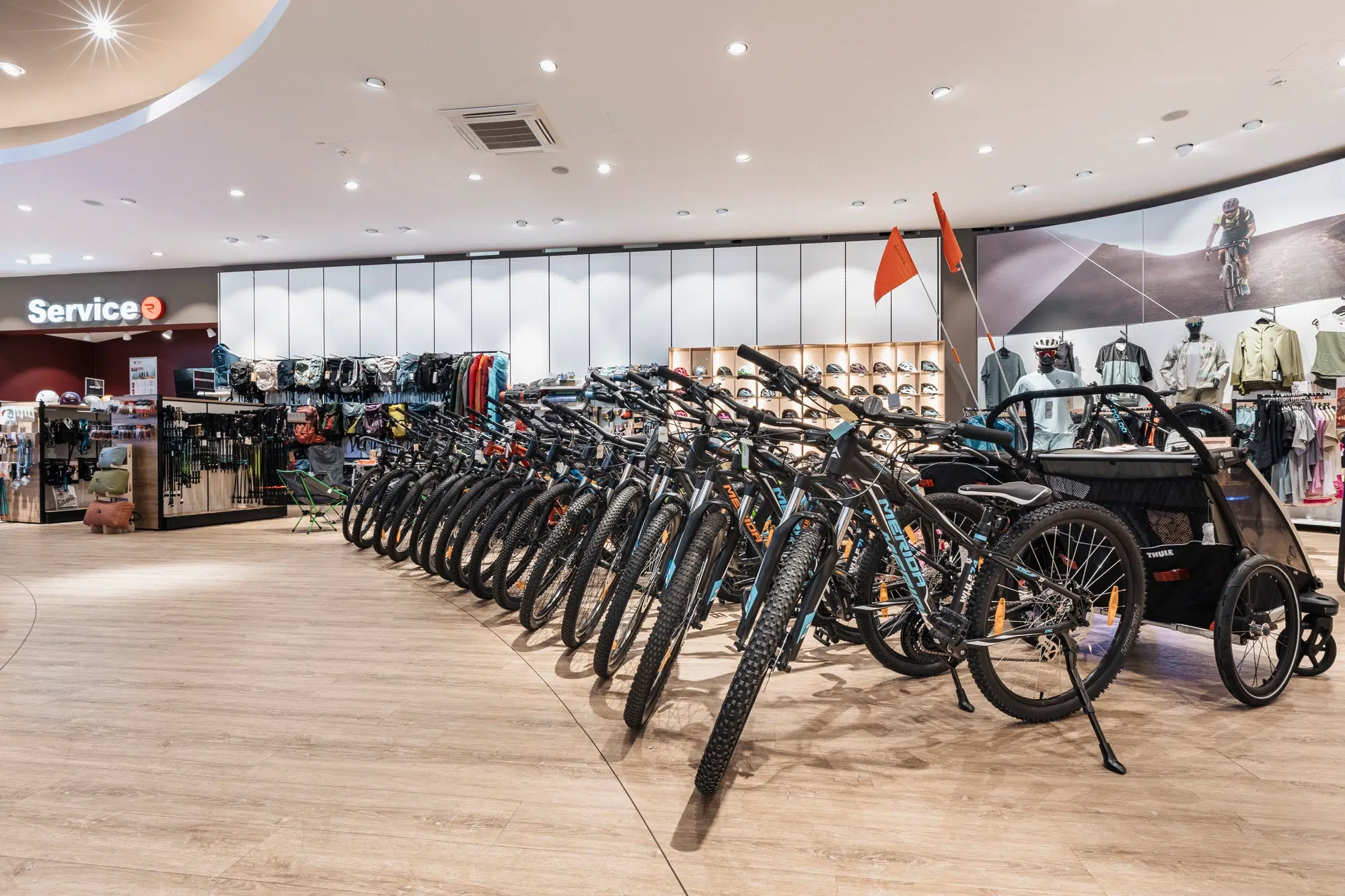 Eine Reihe von Mountainbikes und Ötztaler Ausrüstungsgegenständen in einem modernen Fahrradgeschäft.