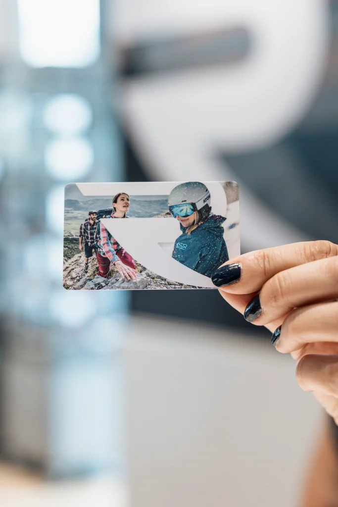 Eine Hand mit schwarzem Nagellack hält eine Karte von Wanderern und Skifahrern im Ötztal.