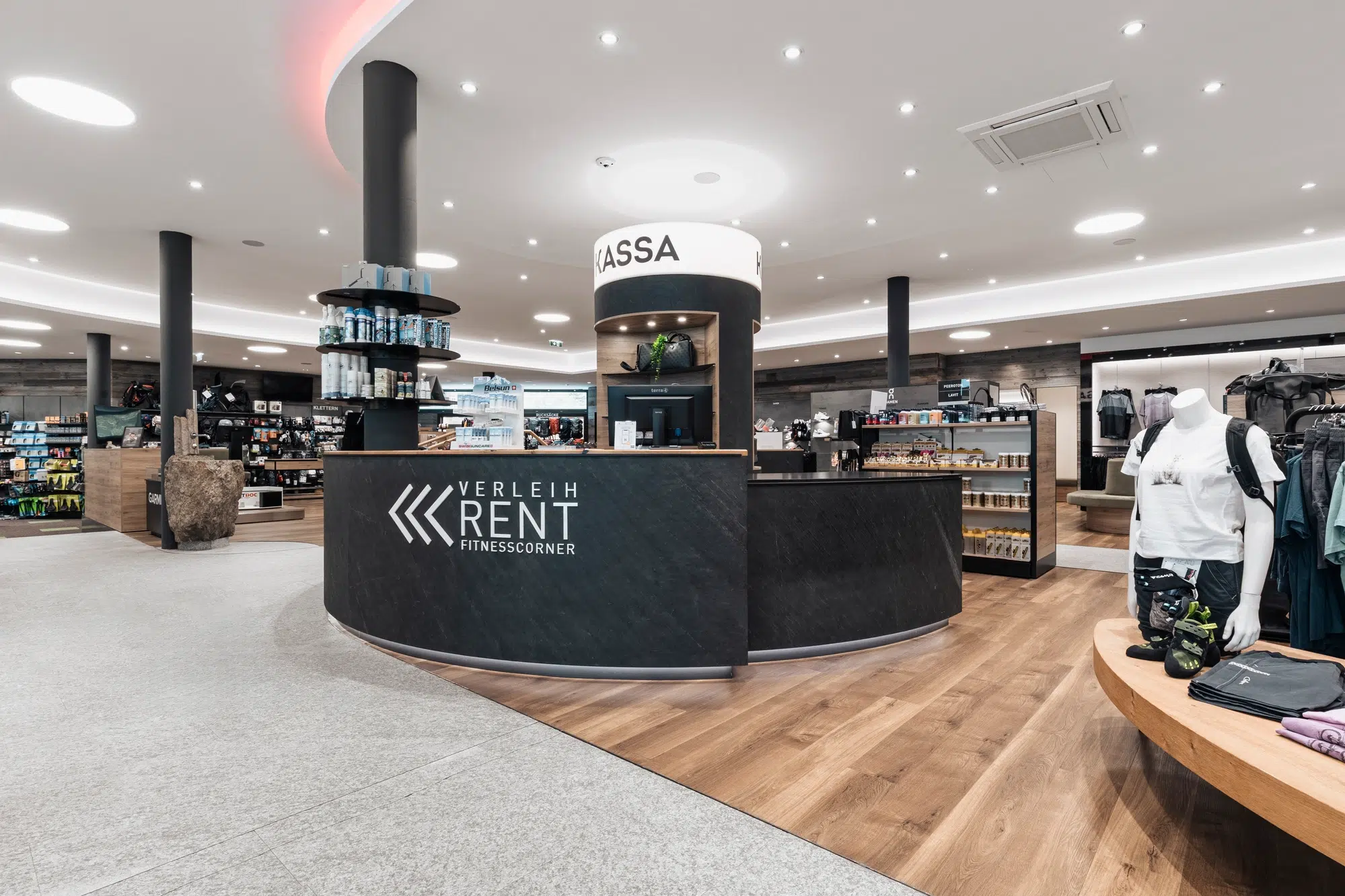 Modernes Fitnessgeschäft mit Ötztaler Verleihtheke und Sportbekleidungsauslagen.