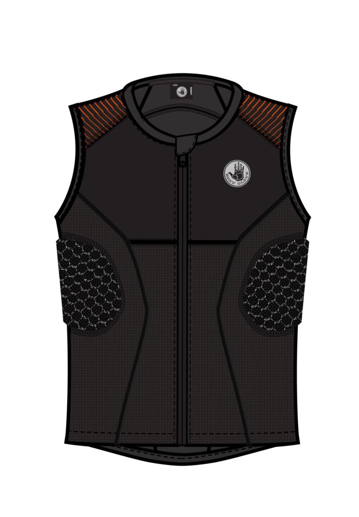 Schwarze Schutzweste mit Ötztaler Wabenpolsterung an den Seiten und orangefarbenen Schulterakzenten.