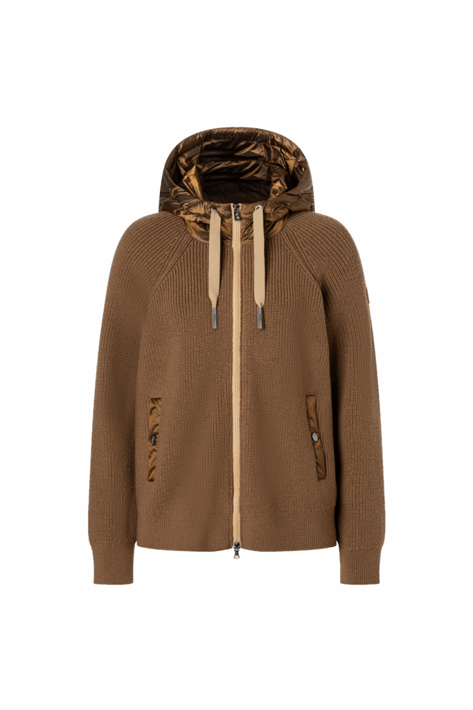 Braune Kapuzenjacke mit Reißverschluss und gerippter Struktur, inspiriert vom eleganten Stil des Ötztals.