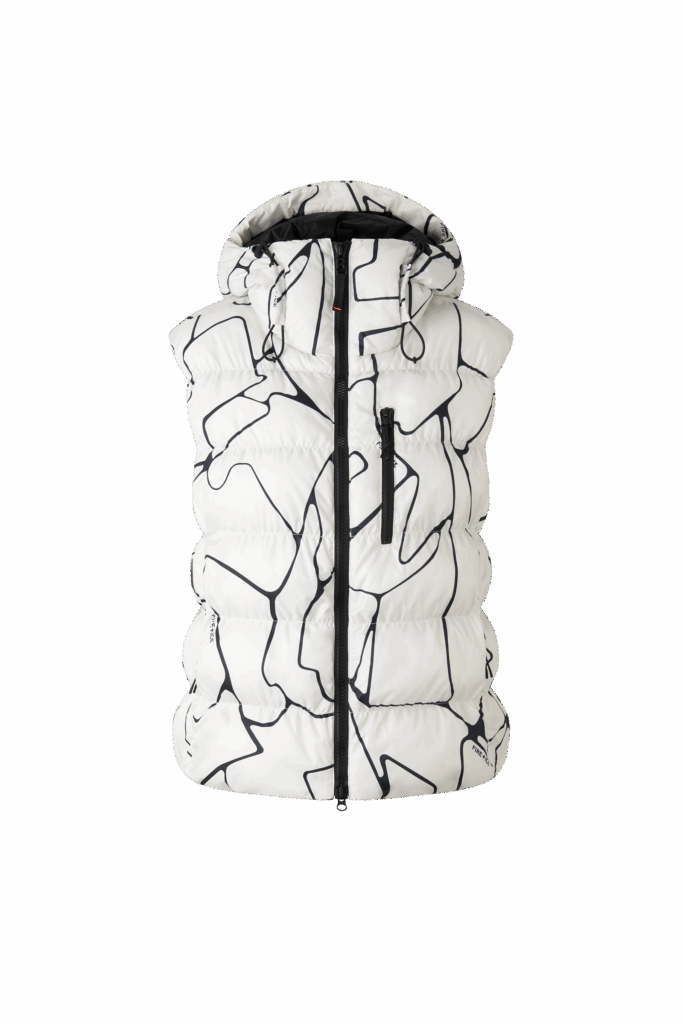 Weiße Kapuzenweste mit schwarzen abstrakten Linien, inspiriert vom Ötztal, auf einfarbigem Hintergrund.