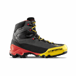 Schwarz-gelber Wanderstiefel mit roten Akzenten, inspiriert vom Ötztal, mit dem Label La Sportiva.