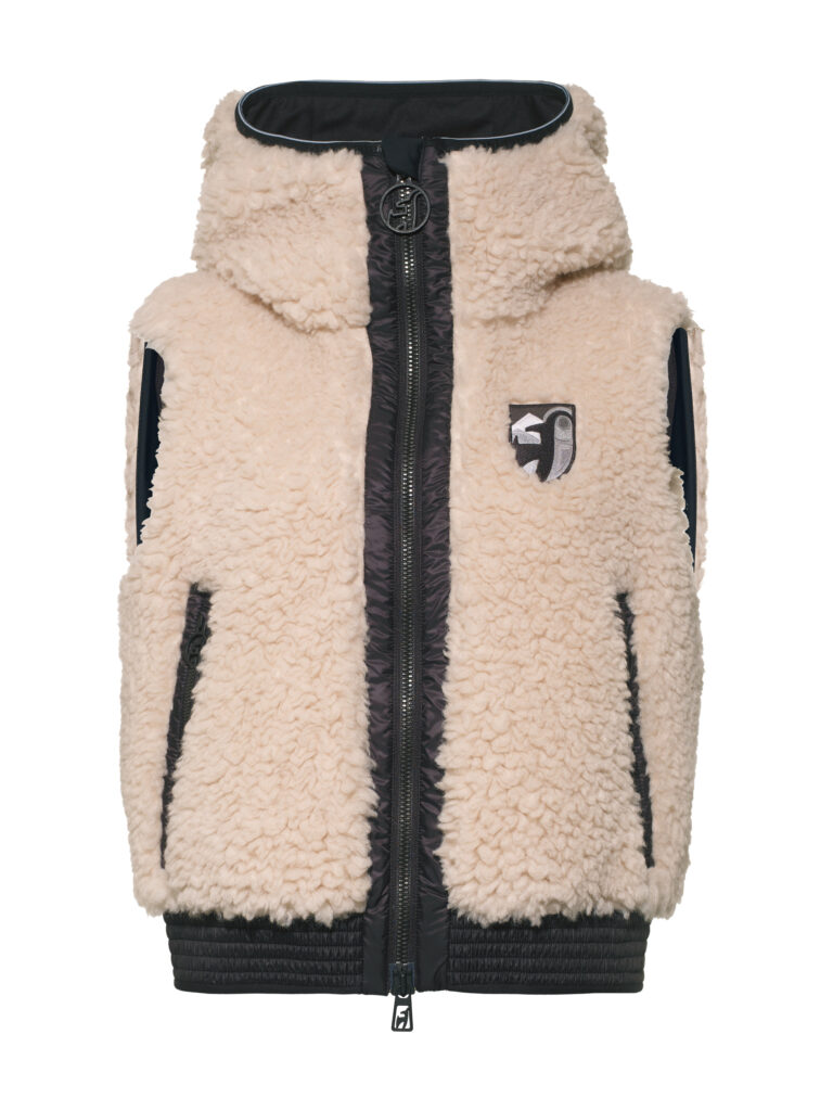 Cremefarbene Ötztaler Sherpa-Kapuzenweste mit schwarzen Reißverschlüssen und Brustpatch.