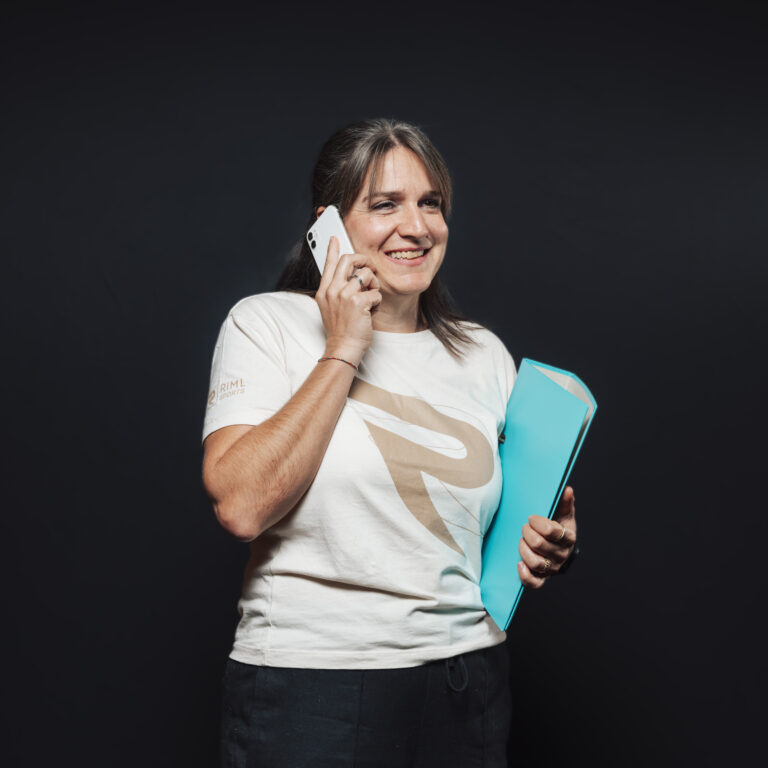 Lächelnde Frau, die einen Ordner in der Hand hält und telefoniert - perfekt für Jobs & Team Visuals, schwarzer Hintergrund.