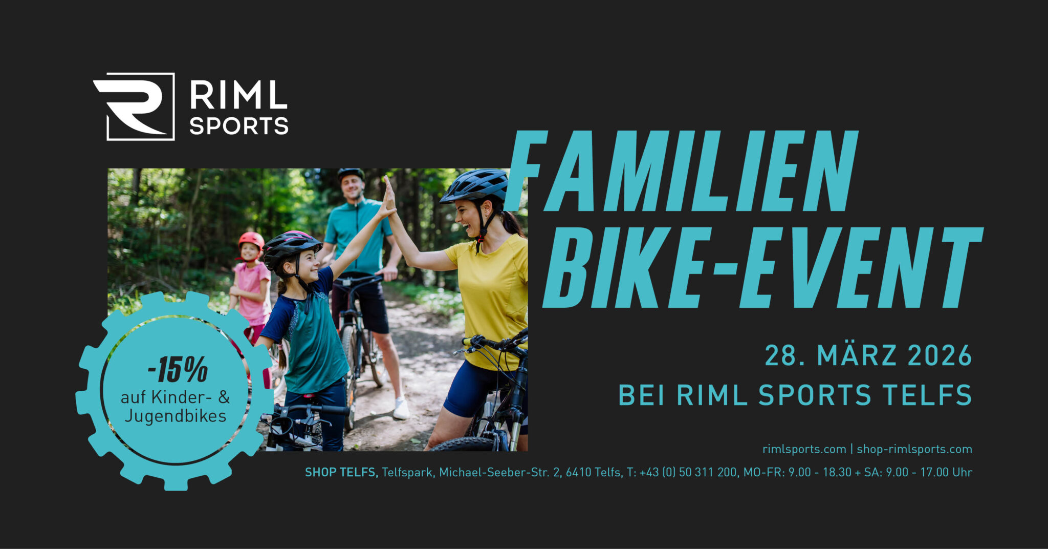 Vier Personen auf Fahrrädern in einem Wald, die sich bei einer Werbeaktion für ein Familienradrennen die Hände reichen.