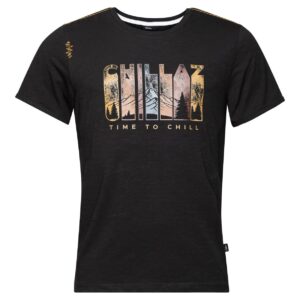 Schwarzes T-Shirt mit dem Text CHILLAZ und TIME TO CHILL, mit Naturgrafiken.