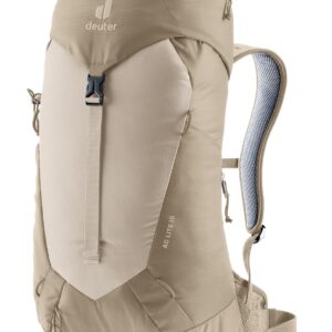 Beigefarbener Deuter Wanderrucksack mit Deckel und Frontschnalle, abgebildet auf weißem Hintergrund.