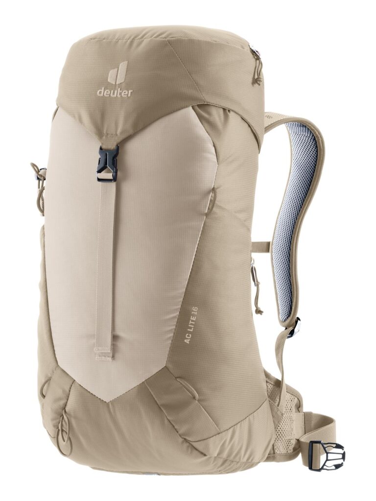 Beigefarbener Deuter Wanderrucksack mit Deckel und Frontschnalle, abgebildet auf weißem Hintergrund.