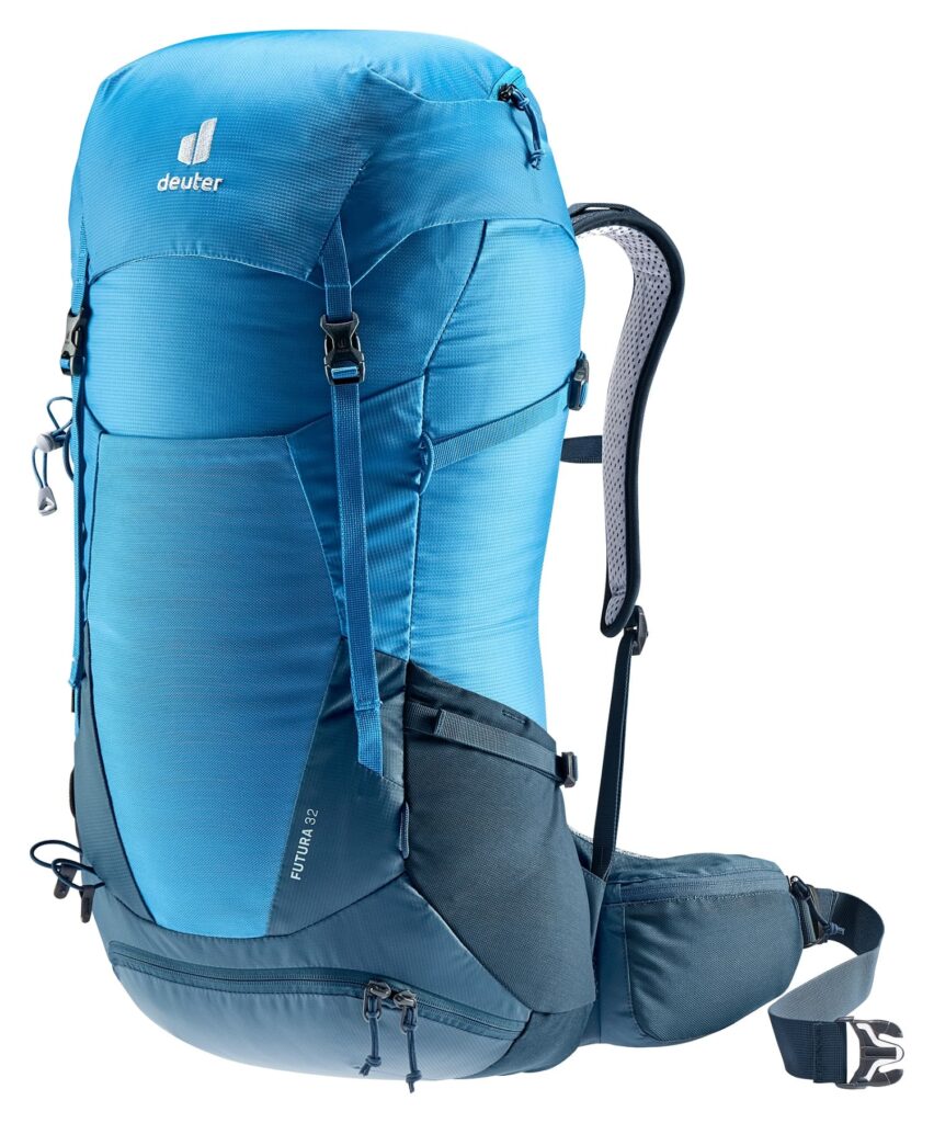 Blauer Deuter Wanderrucksack mit mehreren Fächern und gepolsterten Schultergurten.