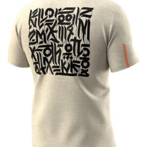 Beigefarbenes T-Shirt mit auffälliger schwarzer Graffiti-Grafik auf dem Rücken und orangefarbenen Streifen am Ärmel.