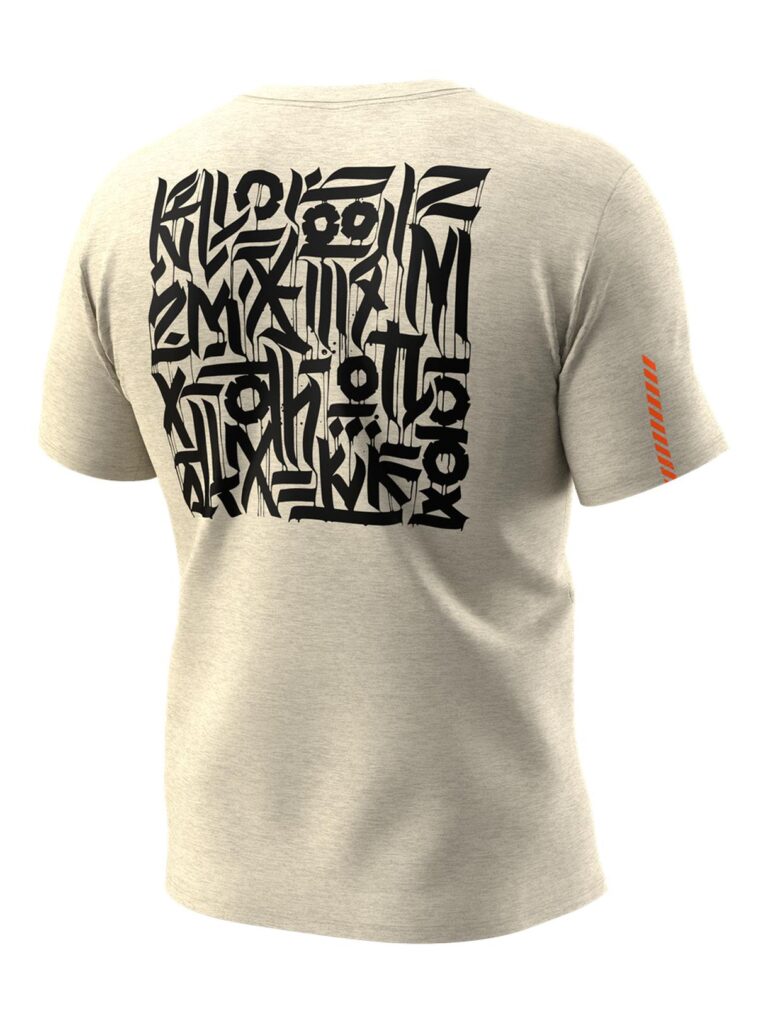 Beigefarbenes T-Shirt mit auffälliger schwarzer Graffiti-Grafik auf dem Rücken und orangefarbenen Streifen am Ärmel.