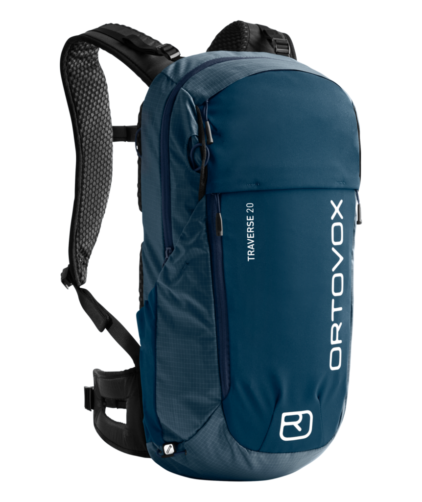 Blauer Ortovox Traverse 20 Wanderrucksack mit Schulter- und Hüftgurten, Vorderansicht.