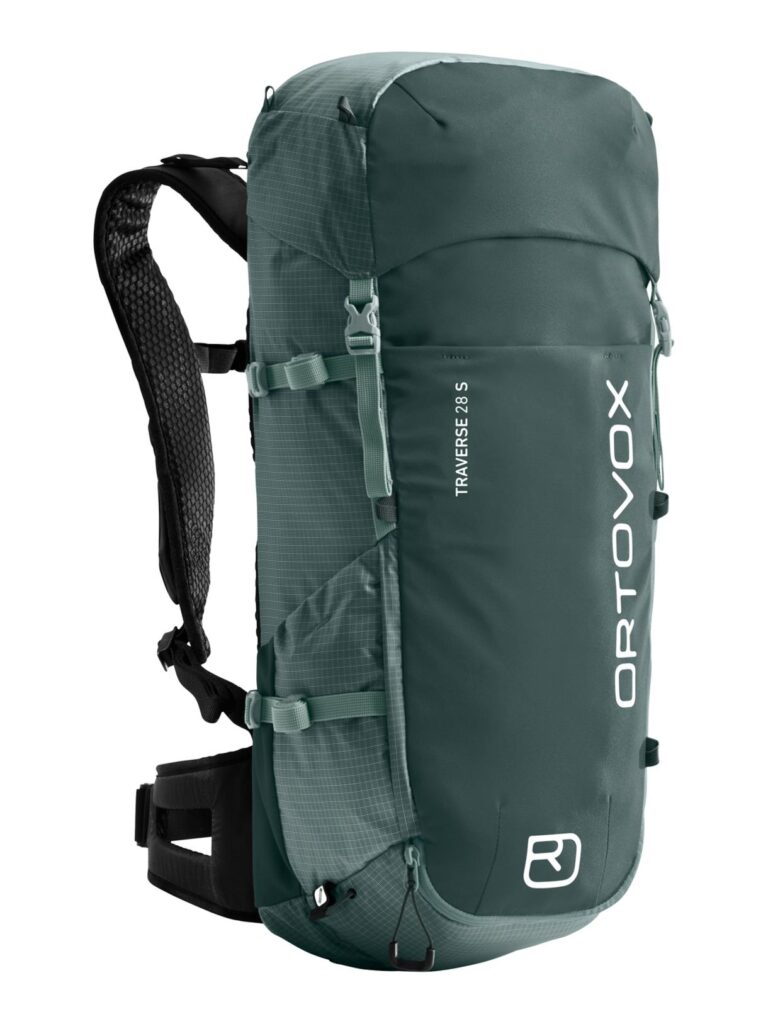 Dunkelgrüner Ortovox Traverse 28 S Wanderrucksack mit mehreren Gurten und Reißverschlüssen.