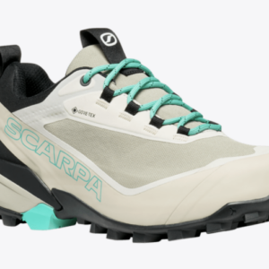 Ein beige-grüner Trailrunning-Schuh mit schwarzer Sohle und SCARPA-Branding.
